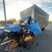 В Новгородском округе водитель фургона попал в ДТП и получил травму
