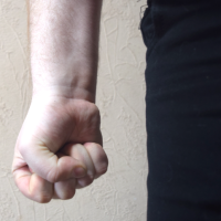 В Новгородском округе помощь соседке закончилась кражей и разборками