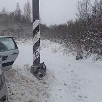 В Новгородском районе на трассе М-10 пьяный водитель въехал в опору ЛЭП