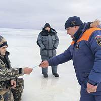 В Новгородском районе тонкий лёд не останавливает любителей порыбачить