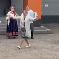 В новгородском Трубичино на выборах губернатора спели русские народные песни