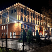 На одной из новгородских школ включили архитектурную подсветку