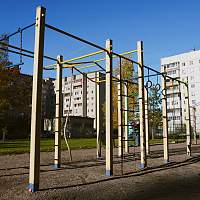 В одном из дворов Великого Новгорода обновили детскую и спортивную площадки