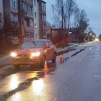 В Окуловке женщина попала под машину, переходя дорогу в неположенном месте