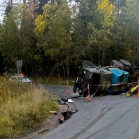 В Окуловском округе водитель опрокинувшегося на повороте грузовика получил травму