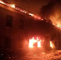 В Окуловском районе горит здание XIX века