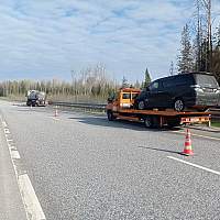 В Окуловском районе минивэн врезался в большегруз