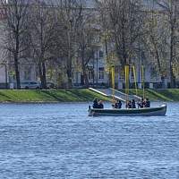 В память о бойцах Волховско-Ильменской флотилии юные моряки возложили на реку венок