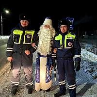В Панковке инспекторы ДПС остановили Деда Мороза