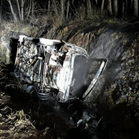 В Пестовском округе загорелась съехавшая в кювет машина