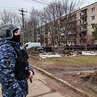 В Санкт-Петербурге беспилотник попал в многоэтажный жилой дом