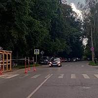 В Старой Руссе мужчина на иномарке въехал в стену и железные ворота
