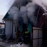 В Старой Руссе пожарные спасли от огня дом, автомобиль и лодку