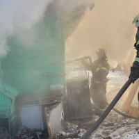 В Старой Руссе пожарные тушат горящий жилой дом