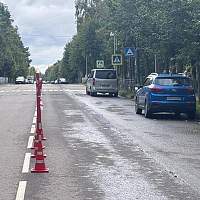 В Старой Руссе самокатчик сбил переходящую не в том месте дорогу женщину