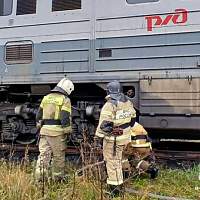 В Старорусском районе пожарные ликвидировали пламя в локомотиве поезда