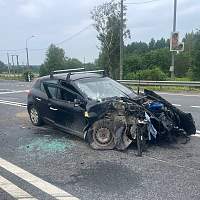 На М-10 в Валдайском округе легковой автомобиль столкнулся с двумя большегрузами