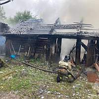 В Валдайском округе на пожаре сгорели три хозпостройки и пострадал человек