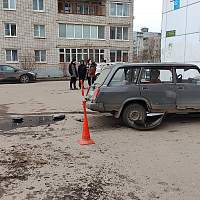 В Великом Новгороде автомобиль вылетел с дороги и врезался в дом