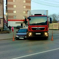 В Великом Новгороде нарушитель ПДД на грузовике помял легковой автомобиль