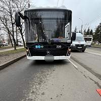 В Великом Новгороде из-за легковушки в больницу попала пассажирка автобуса