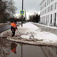 В Великом Новгороде коммунальщики устраняют последствия потепления и дождей