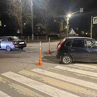 В Великом Новгороде молодой водитель без прав ехал на «Приоре» и попал в ДТП