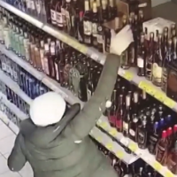 В Великом Новгороде мужчина разбил окна торгового зала кулаками и украл алкоголь