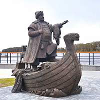 В Великом Новгороде на набережной появился новый памятник