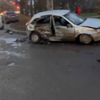 В Великом Новгороде на пересечении улиц столкнулись две «Лады»: погиб пассажир