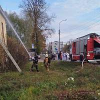 В Великом Новгороде на улице Нехинская в двухэтажном доме произошёл пожар