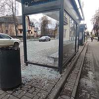 В Великом Новгороде вандалы разбили одну из остановок на Торговой стороне