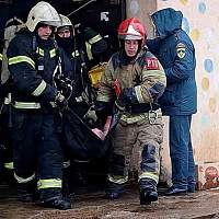 В Великом Новгороде огнеборцы спасли мужчину из горящей квартиры
