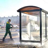 В Великом Новгороде остановки приводят в порядок после зимы