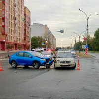 В Великом Новгороде в ДТП с двумя машинами одной марки пострадал пассажир