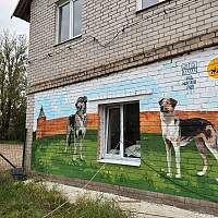 В Великом Новгороде появился мурал с собаками Милой и Гошей В Великом Новгороде появился мурал с собаками Милой и Гошей