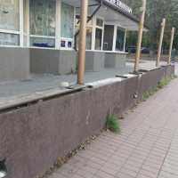 В Великом Новгороде разыскивают владельцев ограждения летней террасы