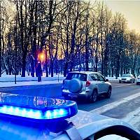 В Великом Новгороде ребёнок переходил дорогу в неположенном месте и угодил под машину