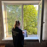 В Великом Новгороде ребёнок упал с третьего этажа на козырёк подъезда