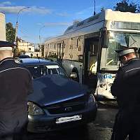 В Великом Новгороде столкнулись «Лада» и пассажирский автобус. Есть пострадавшая