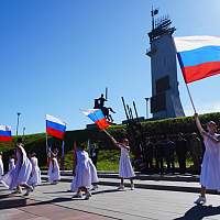 В Великом Новгороде у Монумента Победы прошла акция единства и памяти