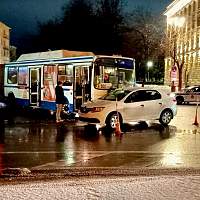 В Великом Новгороде в ДТП с автобусом пострадала пассажирка иномарки