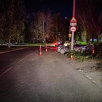 В Великом Новгороде водитель легкового автомобиля врезался в фонарный столб В Великом Новгороде водитель легкового автомобиля врезался в фонарный столб