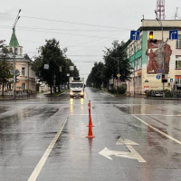 В Великом Новгороде водитель поехал на «красный» и сбил велосипедиста