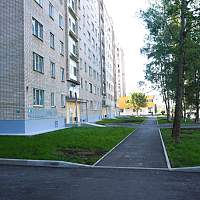 В Великом Новгороде заасфальтировали и озеленили ещё один двор