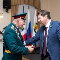 Ветеранам вручили памятные медали в честь 80-й годовщины освобождения Новгородской земли