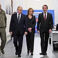 Владимир Путин проводит встречу с членами своего центрального избирательного штаба