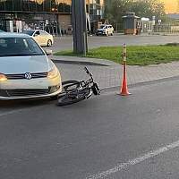 Водитель иномарки наехал на тротуаре на велосипедиста в Великом Новгороде