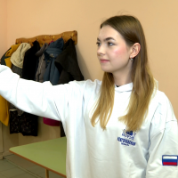 Впервые проголосовавшие на выборах президента РФ новгородские студенты получили сувениры