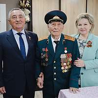 Юрий Бобрышев и Елена Писарева поздравили ветеранов с наступающим Днём Победы